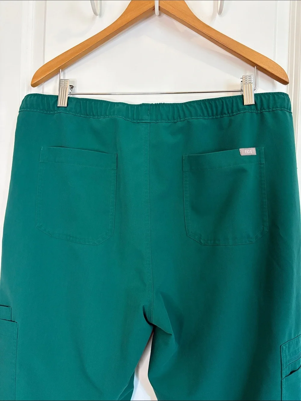 Figs Men’s Cairo Cargo Scrub Pants in Hunter Green Size XL/T